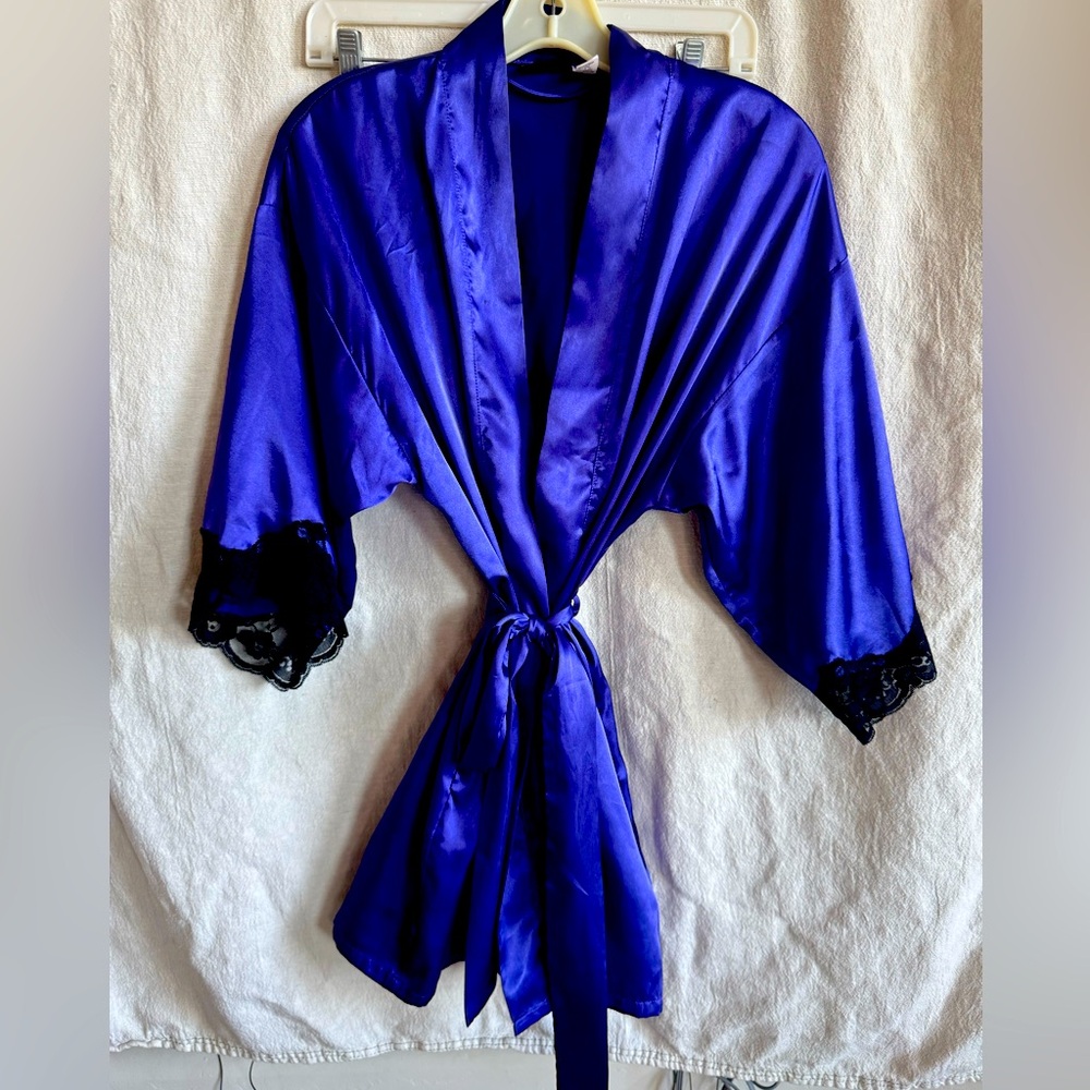 Silky short purple robe with black lace trim